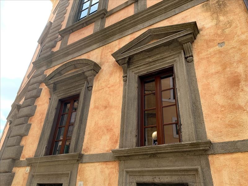 Finestra in alluminio tinto legno con finta inglesina