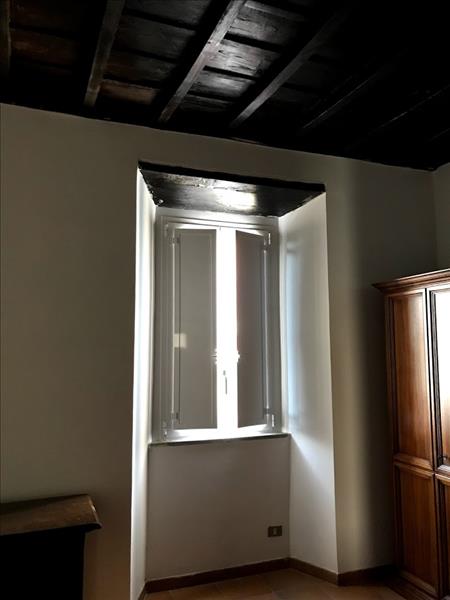 Infisso in alluminio bianco con scuri interni