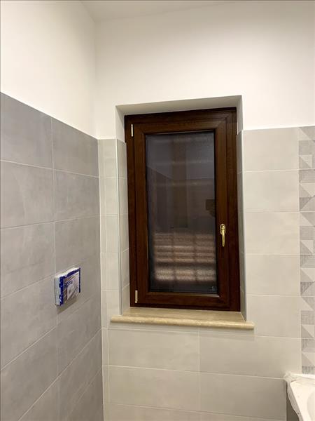 Finestra in pvc tinto legno noce