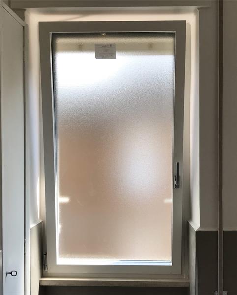 Finestra linea minimale tutto vetro