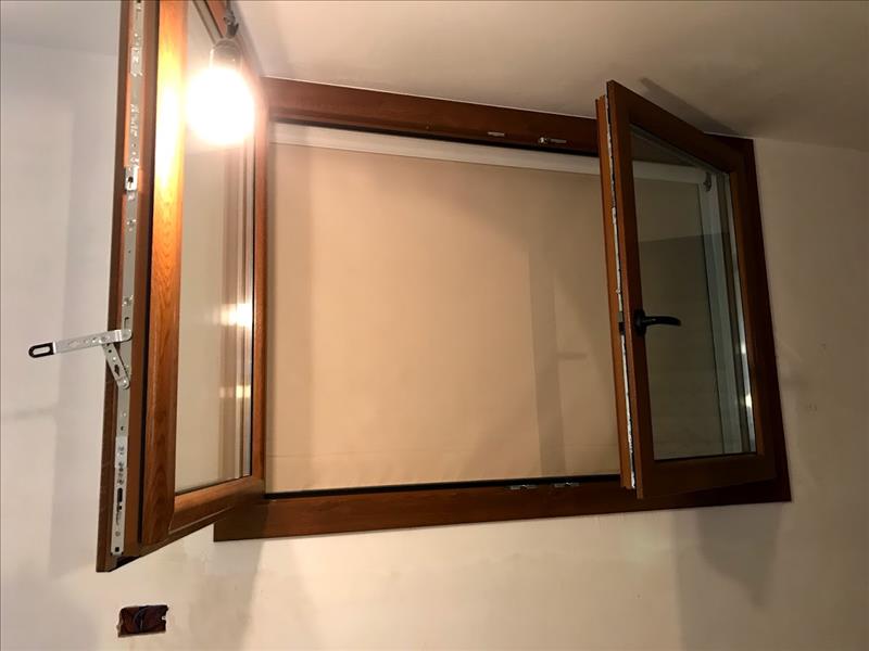 Finestra in pvc tinto legno con telo oscurante