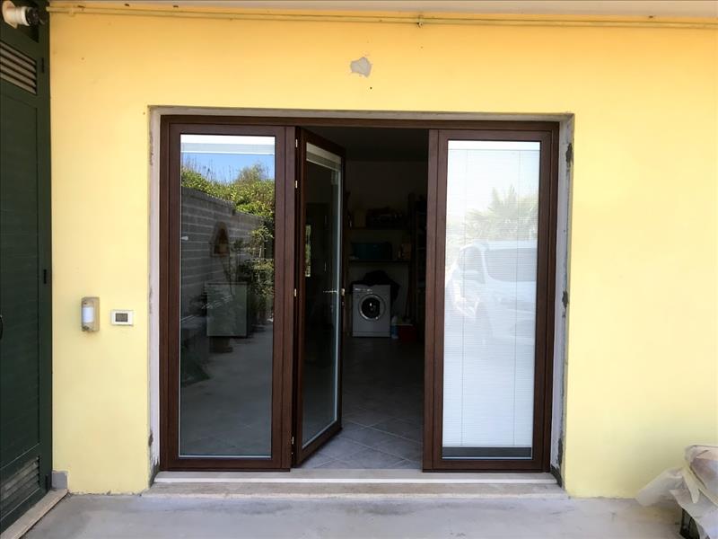 Porta garage con veneziana interna al vetro
