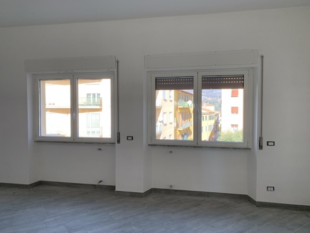 Infisso in alluminio bianco lucido + cassettone per serranda
