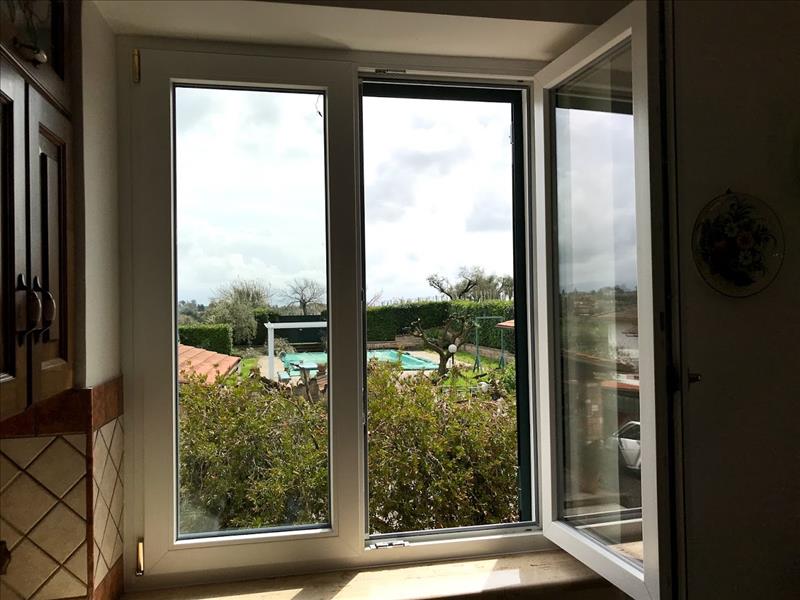 Finestra doppia anta in pvc finto legno bianco